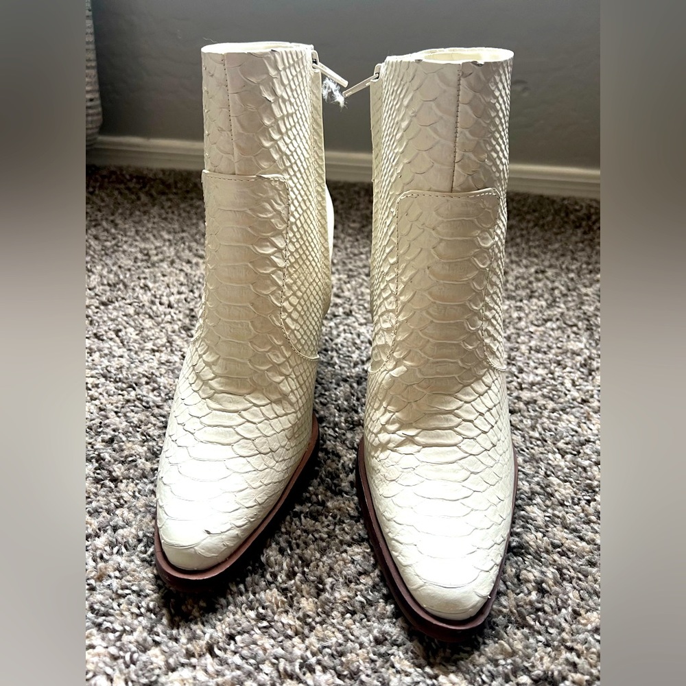 Sz 10 off white Gianni Bini crocodile skin leather cowboy booties/boots